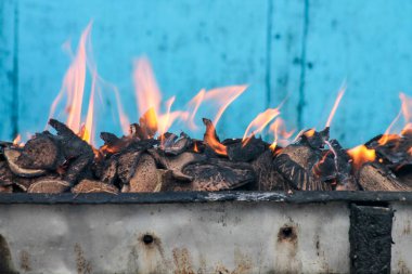 Satay ya da et yakmak için kömür yakmak. Sıcak
