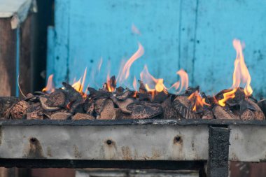 Satay ya da et yakmak için kömür yakmak. Sıcak