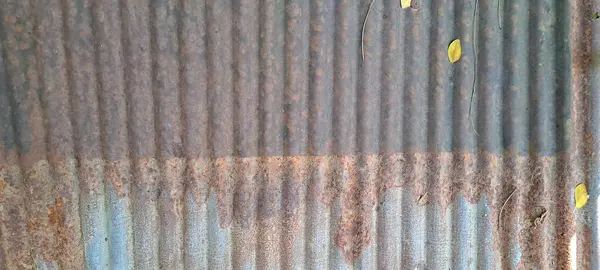 Arka plan için eski çinko vintage duvar dokusu, metal panellerde paslı desen. Teneke çatı kırsal duvar.