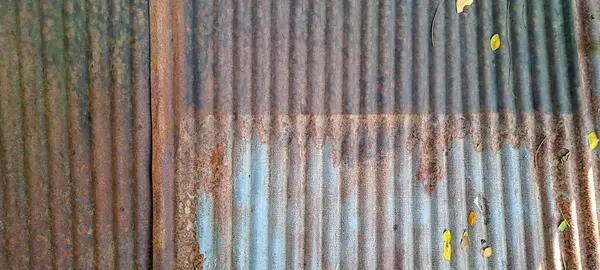 Arka plan için eski çinko vintage duvar dokusu, metal panellerde paslı desen. Teneke çatı kırsal duvar.