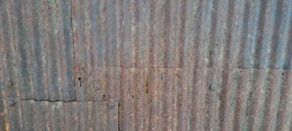 Arka plan için eski çinko vintage duvar dokusu, metal panellerde paslı desen. Teneke çatı kırsal duvar.