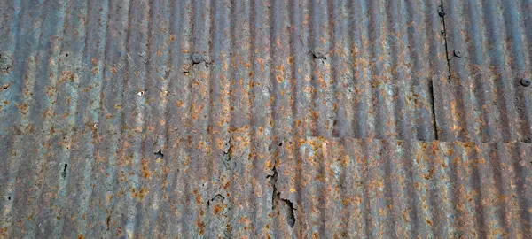 Arka plan için eski çinko vintage duvar dokusu, metal panellerde paslı desen. Teneke çatı kırsal duvar.