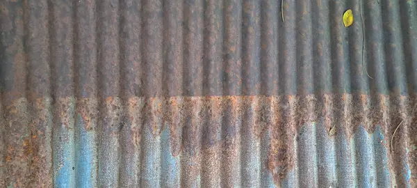 Arka plan için eski çinko vintage duvar dokusu, metal panellerde paslı desen. Teneke çatı kırsal duvar.