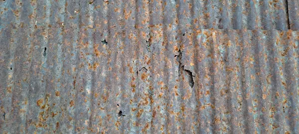 Arka plan için eski çinko vintage duvar dokusu, metal panellerde paslı desen. Teneke çatı kırsal duvar.