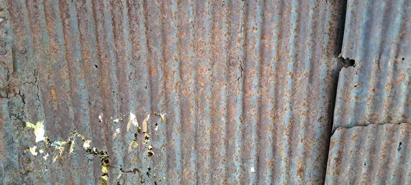 Arka plan için eski çinko vintage duvar dokusu, metal panellerde paslı desen. Teneke çatı kırsal duvar.
