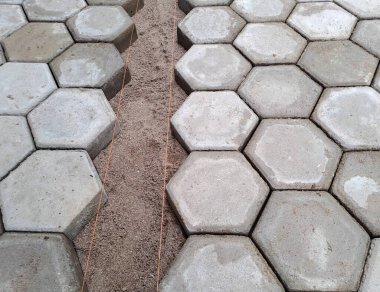 Altıgen kaldırım döşemesi. İnşaat aletleri ve detaylar, plastik çekiçle döşeme. Altıgen asfalt döşeme, kaldırım döşeme