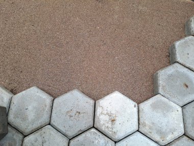 Altıgen kaldırım döşemesi. İnşaat aletleri ve detaylar, plastik çekiçle döşeme. Altıgen asfalt döşeme, kaldırım döşeme