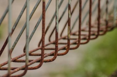 Eski ve paslı demir çitleri kapatın.