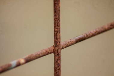 Eski ve paslı demir çitleri kapatın.