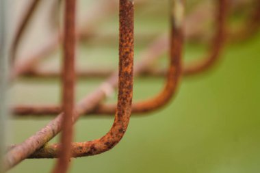Eski ve paslı demir çitleri kapatın.