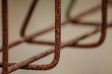 Eski ve paslı demir çitleri kapatın.