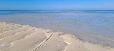 Güzel kumsalda beyaz kum