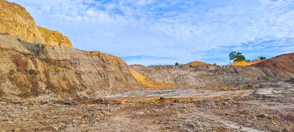 Kalimantan, Endonezya 'da yasa dışı kömür madenciliğinden arta kalan kurak topraklar