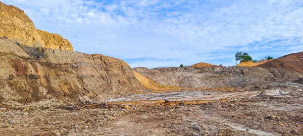 Kalimantan, Endonezya 'da yasa dışı kömür madenciliğinden arta kalan kurak topraklar