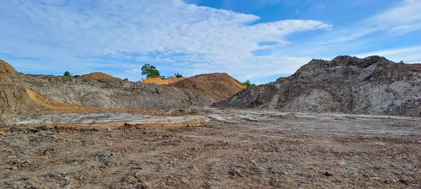 Kalimantan, Endonezya 'da yasa dışı kömür madenciliğinden arta kalan kurak topraklar