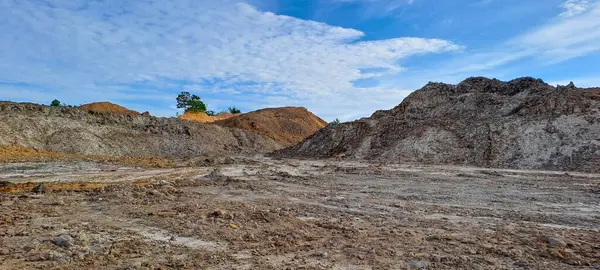 Kalimantan, Endonezya 'da yasa dışı kömür madenciliğinden arta kalan kurak topraklar