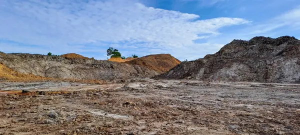 Kalimantan, Endonezya 'da yasa dışı kömür madenciliğinden arta kalan kurak topraklar