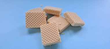 Mavi arkaplanda izole edilmiş vanilyalı bisküvi