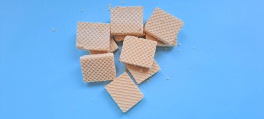 Mavi arkaplanda izole edilmiş vanilyalı bisküvi