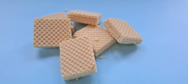 Mavi arkaplanda izole edilmiş vanilyalı bisküvi