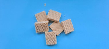 Mavi arkaplanda izole edilmiş vanilyalı bisküvi