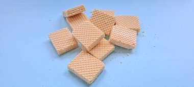 Mavi arkaplanda izole edilmiş vanilyalı bisküvi