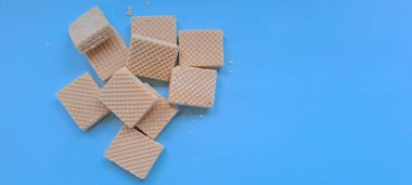 Mavi arkaplanda izole edilmiş vanilyalı bisküvi