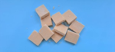 Mavi arkaplanda izole edilmiş vanilyalı bisküvi