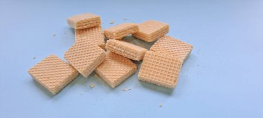 Mavi arkaplanda izole edilmiş vanilyalı bisküvi