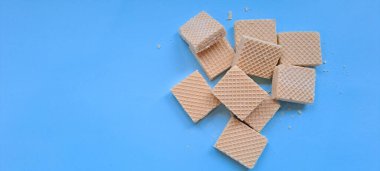 Mavi arkaplanda izole edilmiş vanilyalı bisküvi