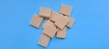 Mavi arkaplanda izole edilmiş vanilyalı bisküvi