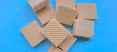 Mavi arkaplanda izole edilmiş vanilyalı bisküvi