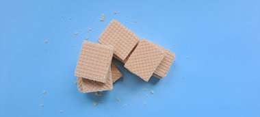 Mavi arkaplanda izole edilmiş vanilyalı bisküvi