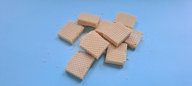 Mavi arkaplanda izole edilmiş vanilyalı bisküvi