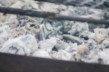 Mangal için yanan kömür yığınının yakın çekimi.