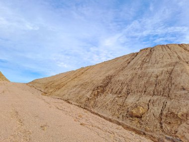 Kalimantan, Endonezya 'da yasa dışı kömür madenciliğinden arta kalan kurak topraklar