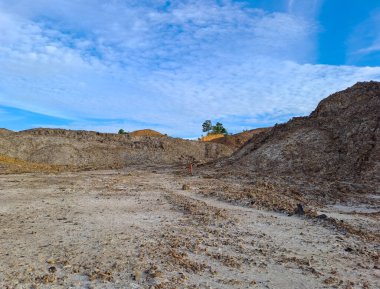 Kalimantan, Endonezya 'da yasa dışı kömür madenciliğinden arta kalan kurak topraklar