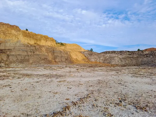 Kalimantan, Endonezya 'da yasa dışı kömür madenciliğinden arta kalan kurak topraklar