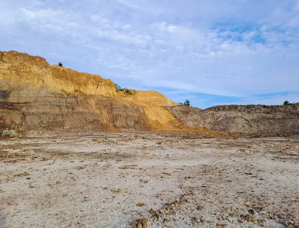 Kalimantan, Endonezya 'da yasa dışı kömür madenciliğinden arta kalan kurak topraklar