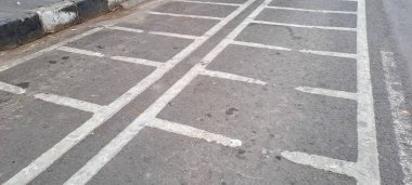 Boş uzay büyük açık asfalt motosiklet parkı. Taşıma kavramı.