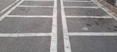 Boş uzay büyük açık asfalt motosiklet parkı. Taşıma kavramı.