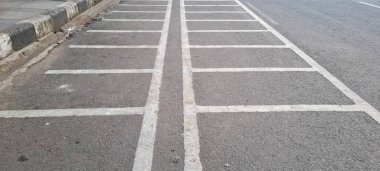 Boş uzay büyük açık asfalt motosiklet parkı. Taşıma kavramı.