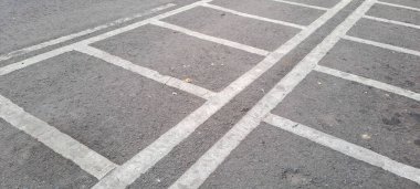 Boş uzay büyük açık asfalt motosiklet parkı. Taşıma kavramı.