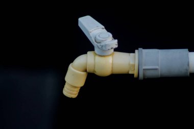 Siyah arkaplanda plastik musluk