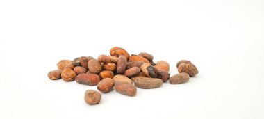 Soyulmamış kakao çekirdeği beyaz arka planda izole edilmiş.