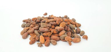 Soyulmamış kakao çekirdeği beyaz arka planda izole edilmiş.