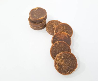 Palm şeker veya Jaggery beyaz arka plan üzerinde