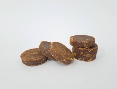 Palm şeker veya Jaggery beyaz arka plan üzerinde