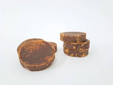 Palm şeker veya Jaggery beyaz arka plan üzerinde