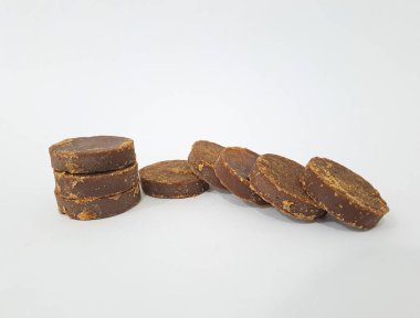 Palm şeker veya Jaggery beyaz arka plan üzerinde